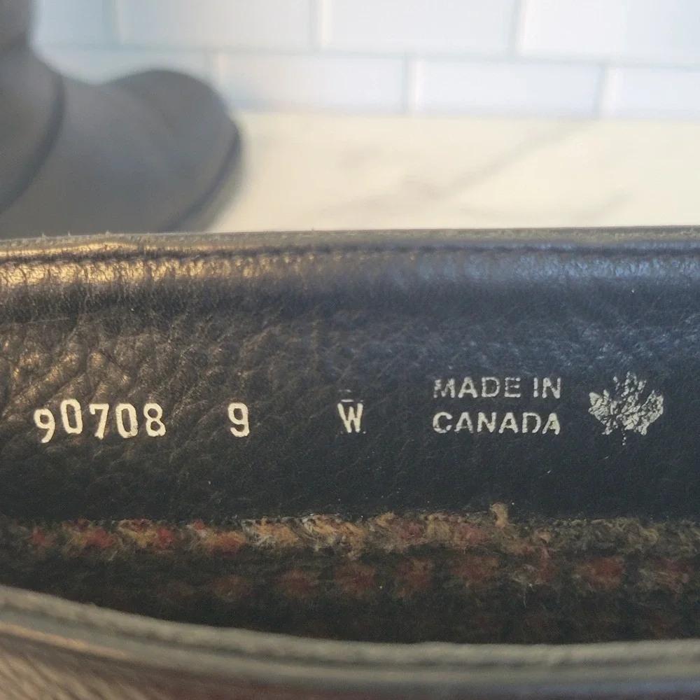 LL Bean Womens Black Leather Lug Sole Boots Size 9 Wide Rear Zip Canada Rugged